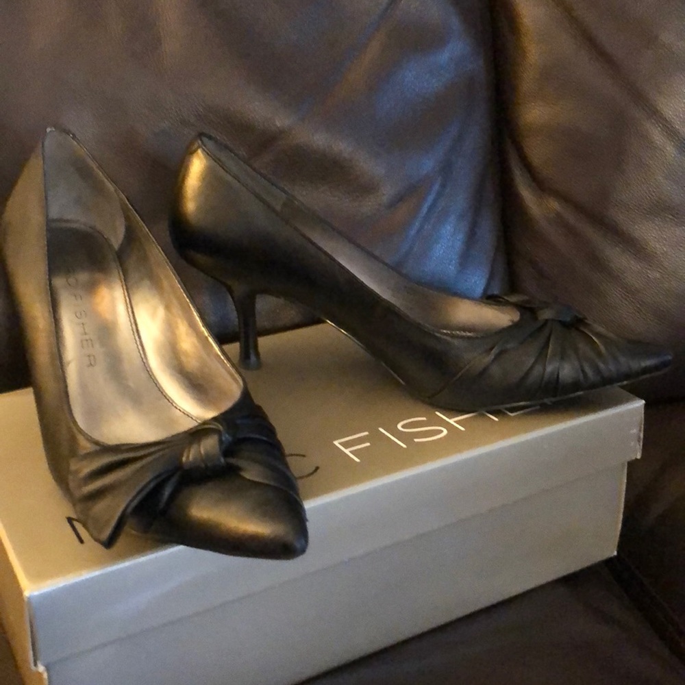 Marc Fisher BLK leather heels - bow design Sz 6